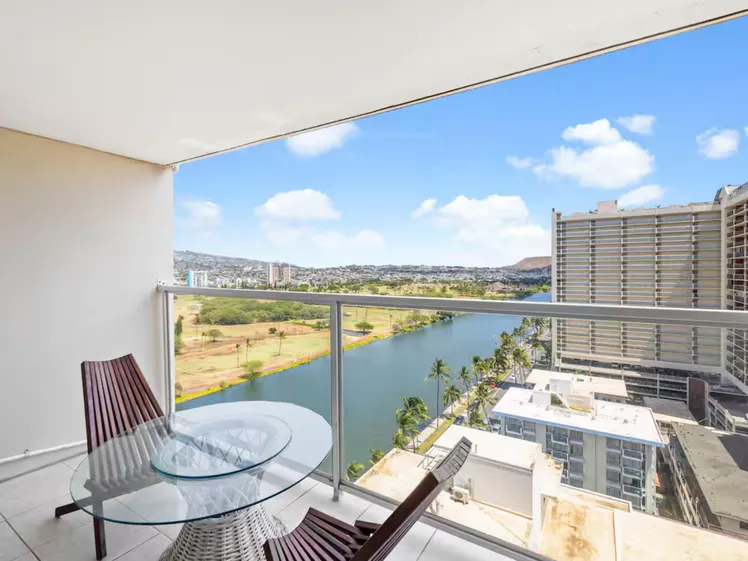 Condominio con vista su Ala Wai Canal e montagne
