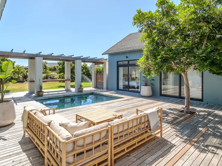 Casa con amaca e piscina circondata da natura