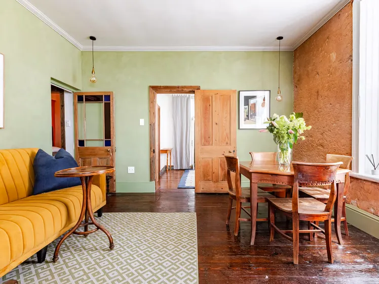 Casa vittoriana con finestre a guillottina e arredi vintage