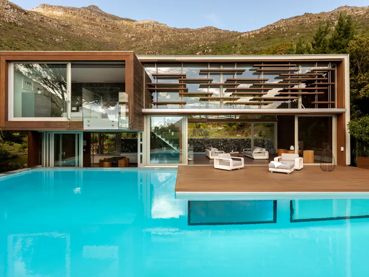 Piscina a sfioro infinito con vista montagne