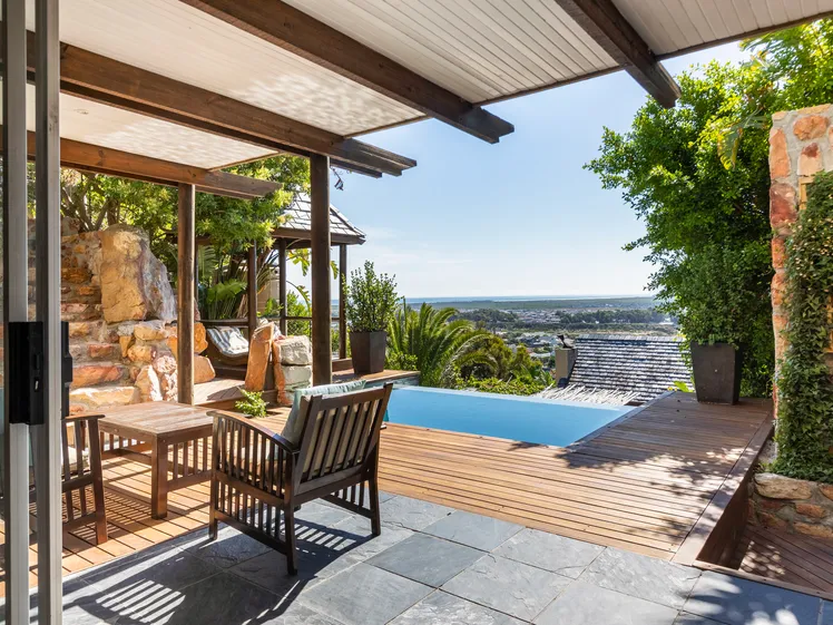 Terrazza con piscina a sfioro e vista oceano