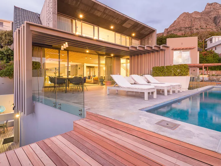 Villa con sei camere e piscina a sfioro infinito