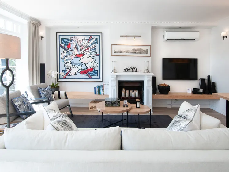 Appartamento con arte colorata e patio con tavolo da pranzo