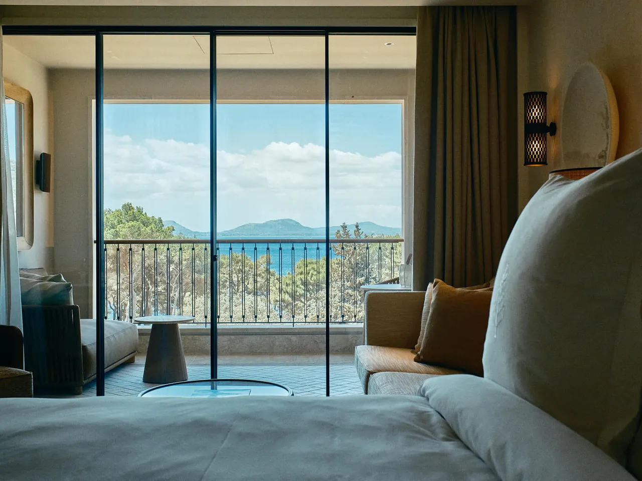 Veduta della piscina infinita con ulivi al Four Seasons Mallorca