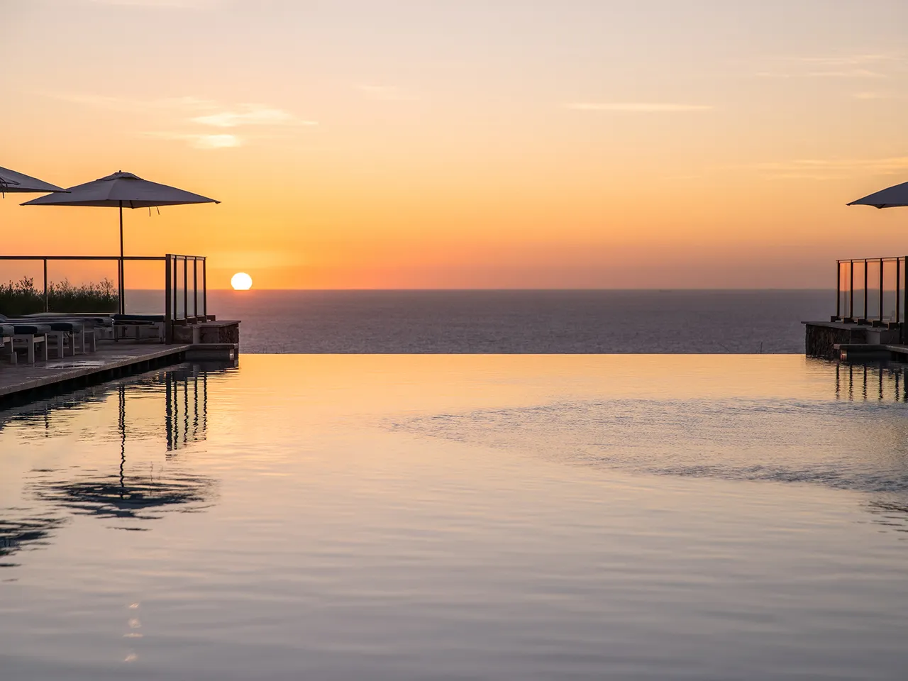 Piscina a sfioro con vista sul mare al Jumeirah Mallorca