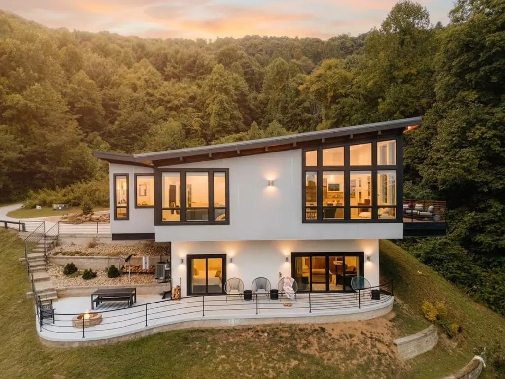Casa moderna con finestre panoramiche