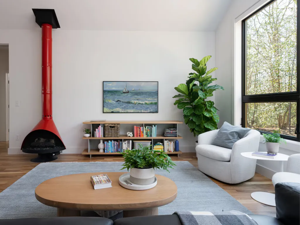Casa moderna circondata da foresta