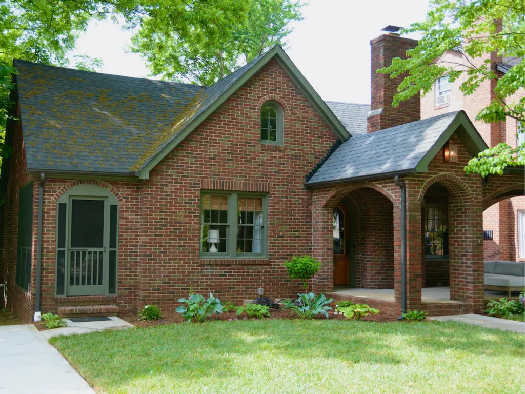 Casa Tudor con portico e giardino