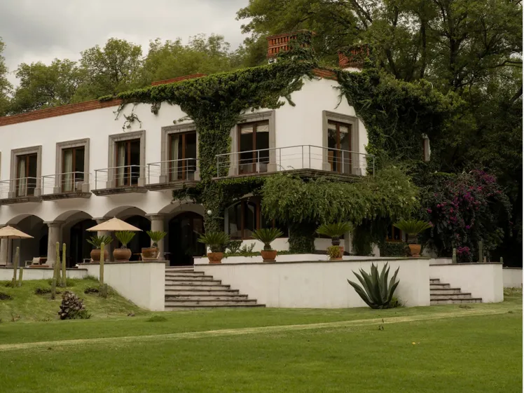 Villa con piscina riscaldata circondata da camere minimaliste