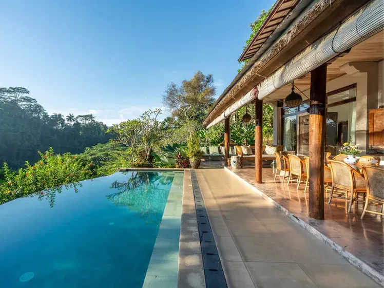 Piscina a sfioro con vista sulla giungla tropicale e tempio antico