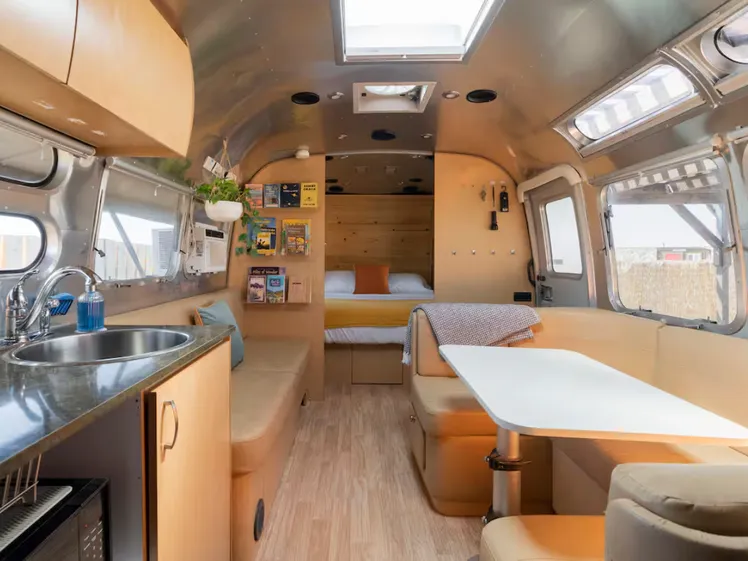 Interno vintage della roulotta Airstream nel deserto