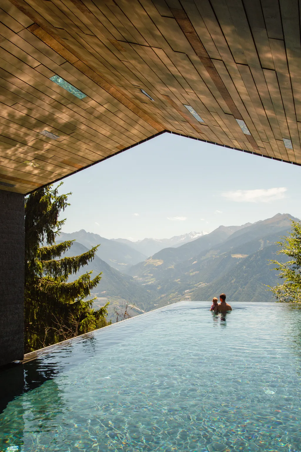 Piscina a sfioro con tramonto sulle montagne