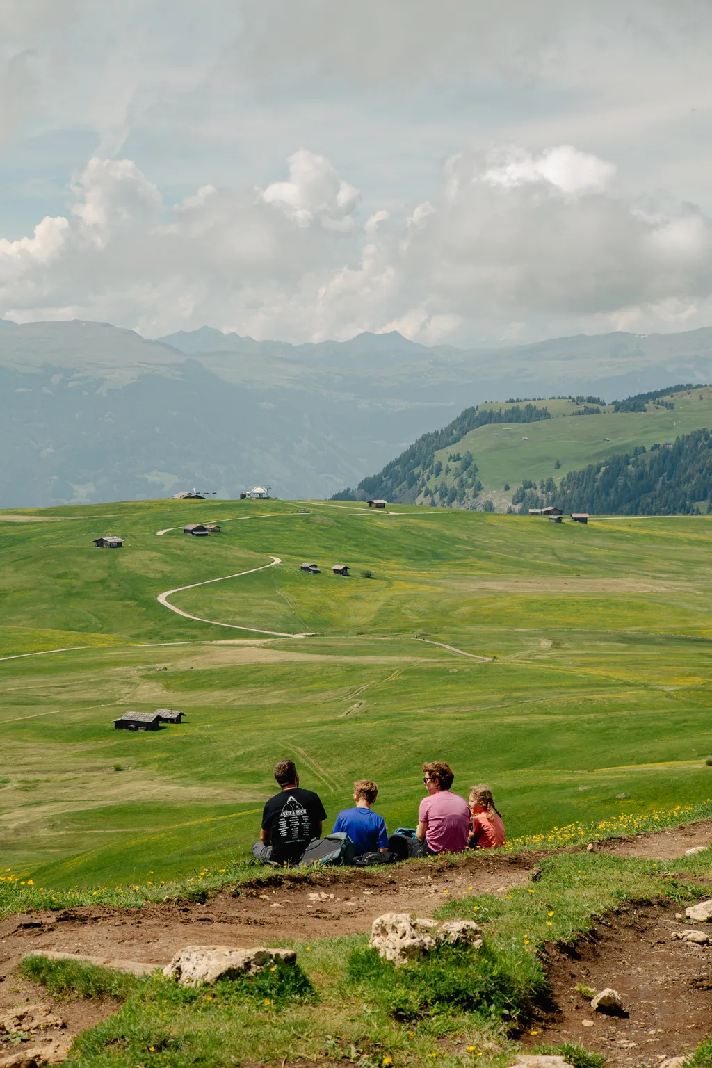 Famiglie godono della vista durante un picnic sulle montagne