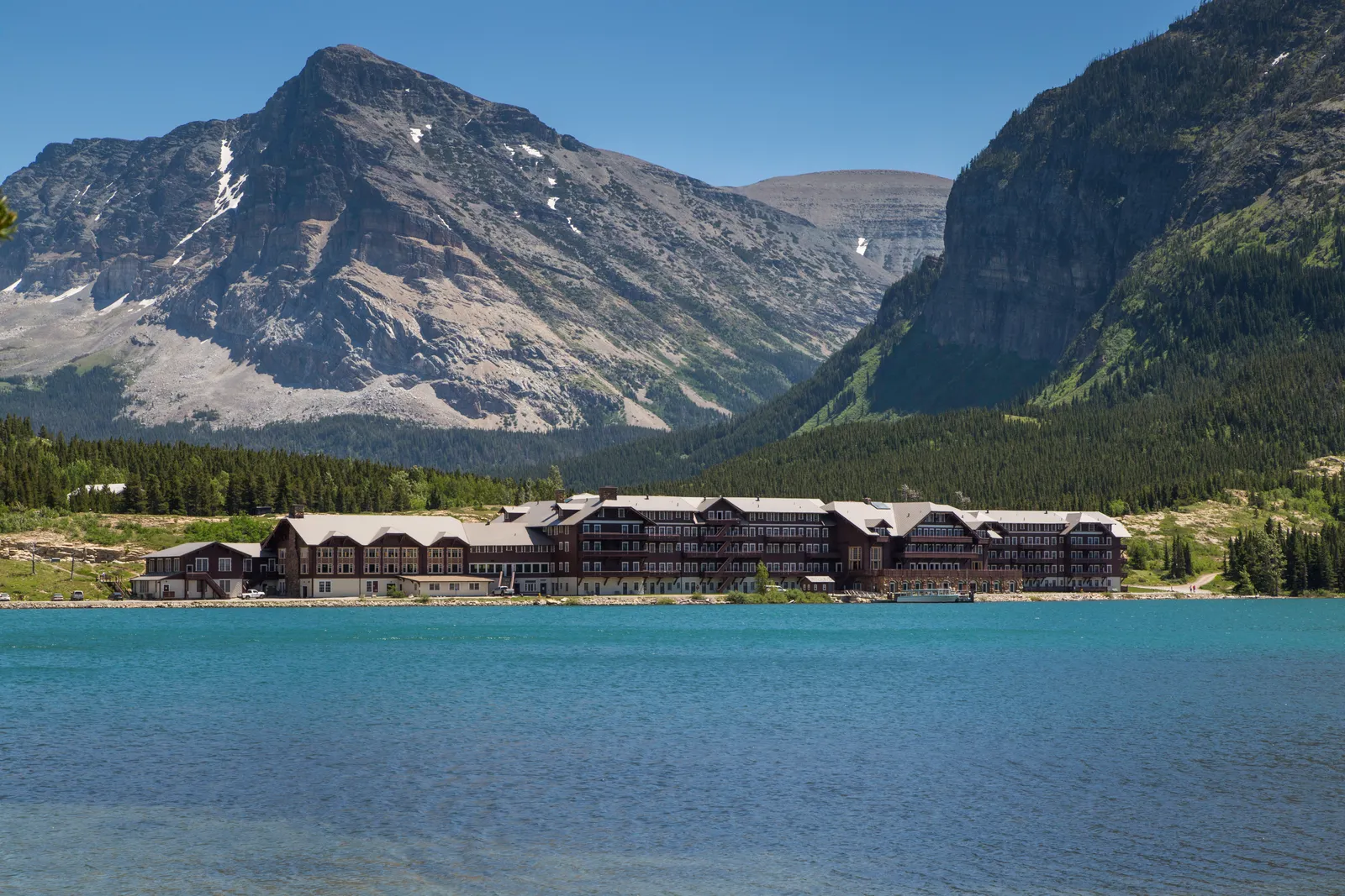 Esterno del Many Glacier Hotel sul lungomare