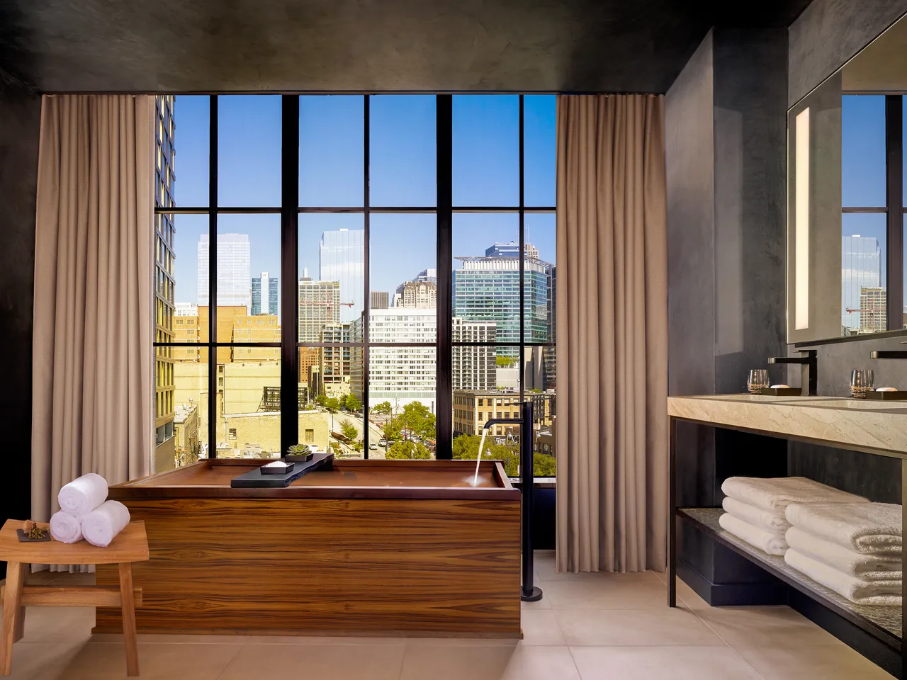 Vasca da bagno elegante nella suite Zen del Nobu Hotel