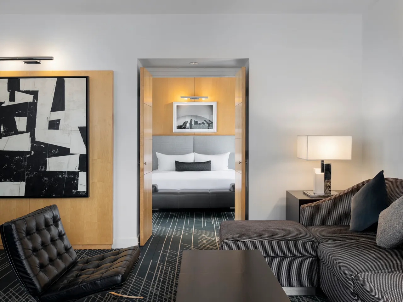 Interno elegante con arredi sofisticati francesi del Sofitel