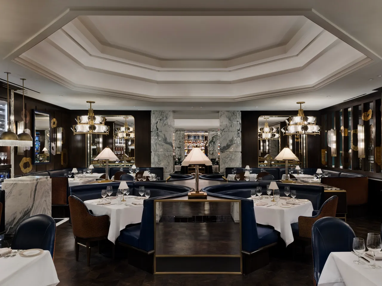 Steakhouse elegante con tavolo circolare al bar