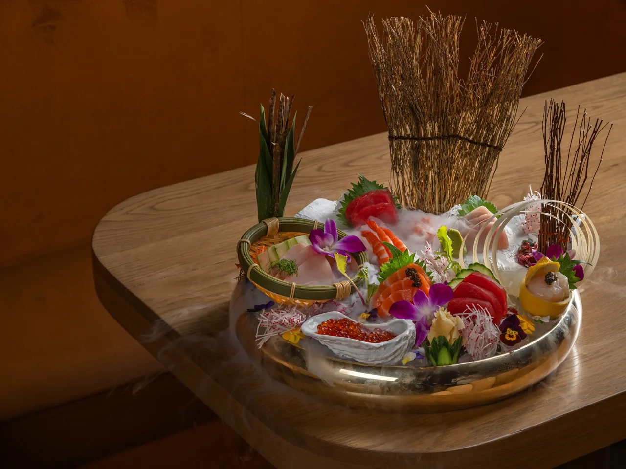 Piatto elegante con pesce crudo e spezie indiane