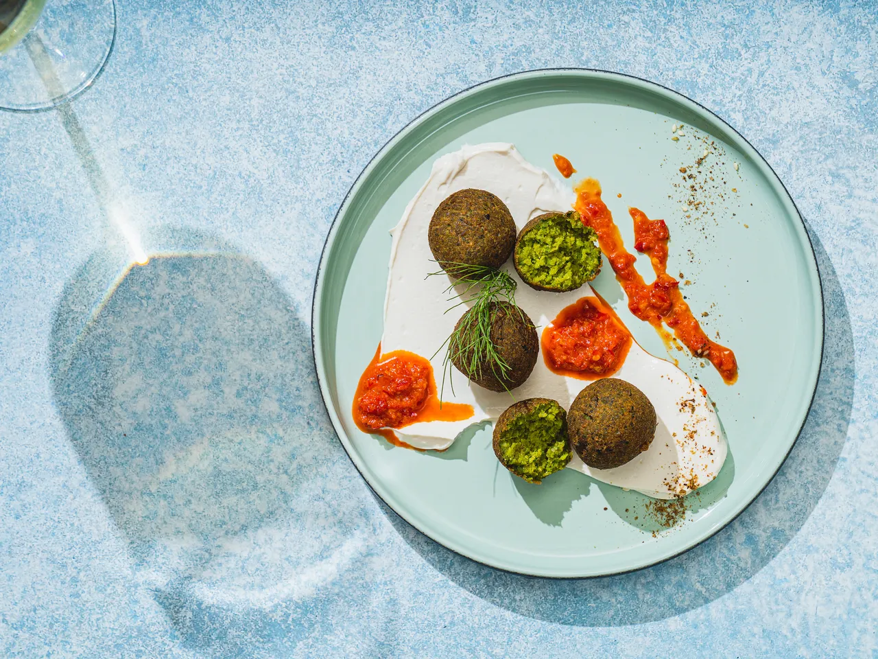 Taverna con soffitto di canne e ingredienti freschi