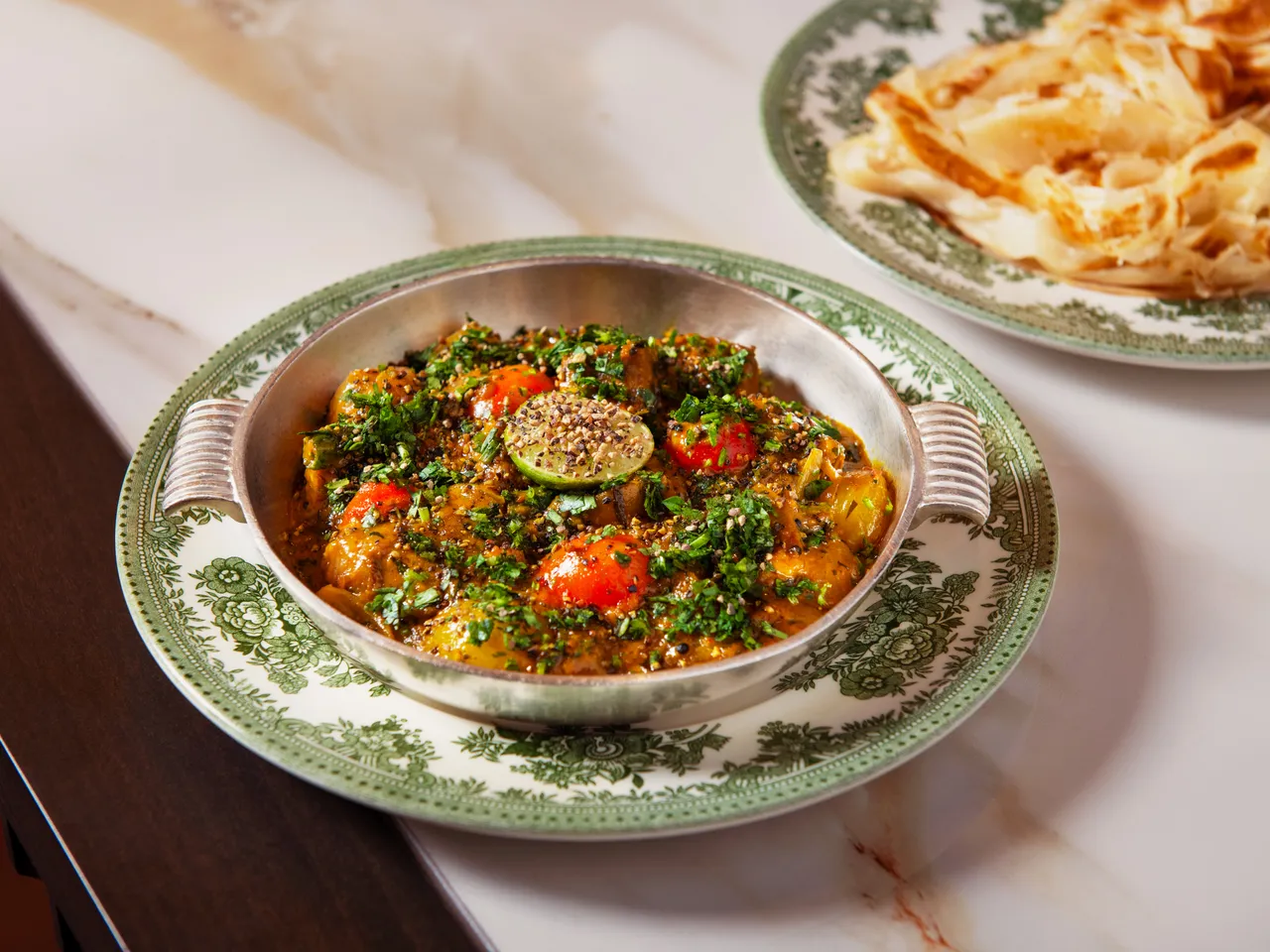 Piatti di cucina indiana con spezie e riso