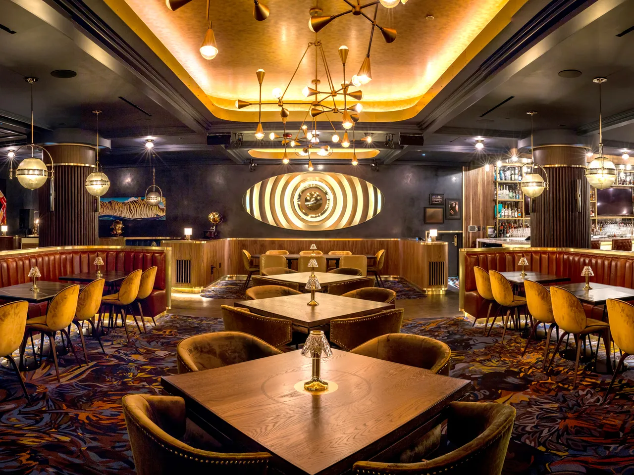 Steakhouse vintage con atmosfera glamour