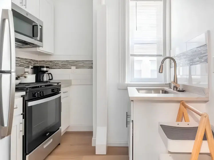 Cucina moderna dell'appartamento a Fenway