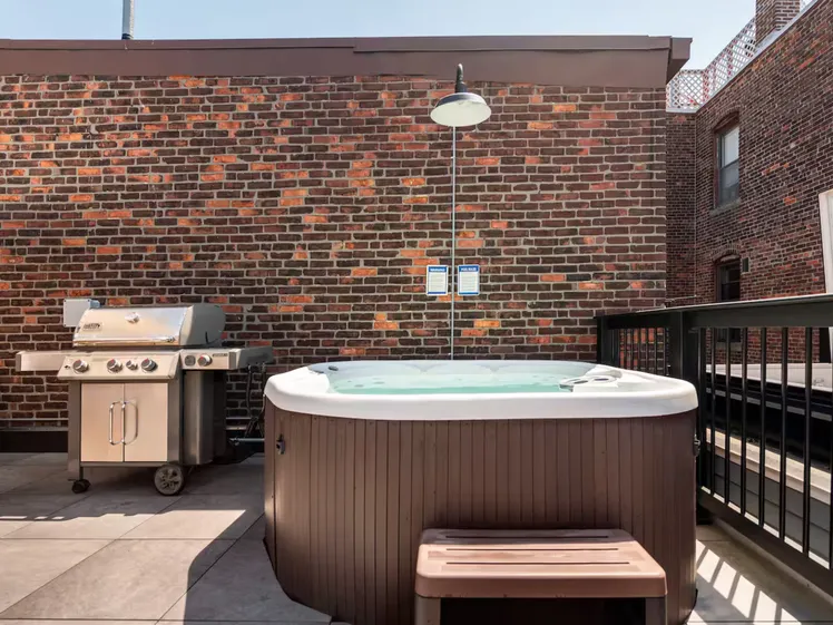 Terrazza sul tetto con vasca idromassaggio e vista sul porto