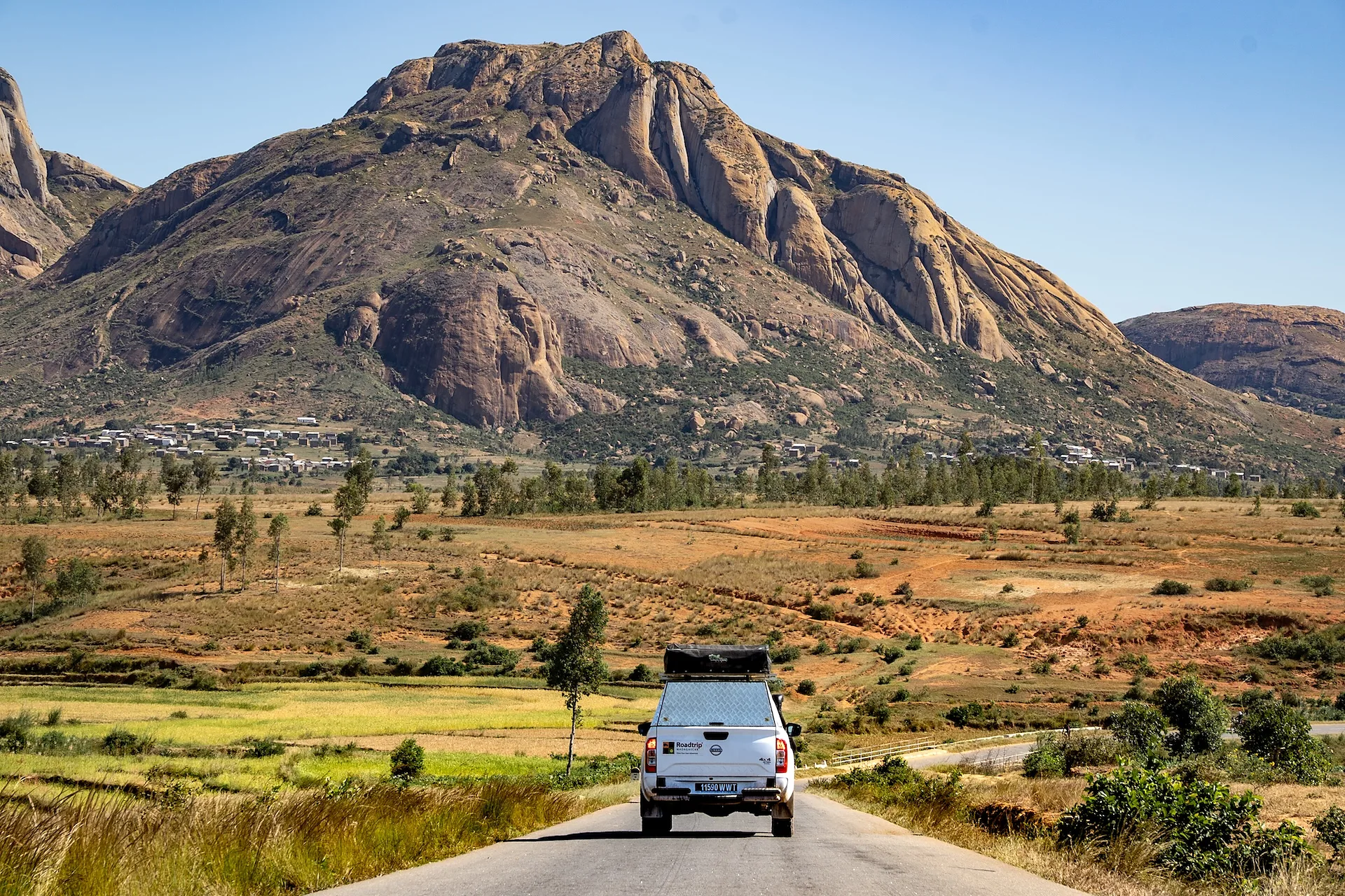 Strada principale tra colline verdi del Madagascar